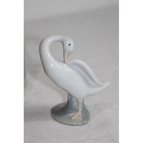 829 - LLADRO LITTLE DUCK WITH BOX 
12CM