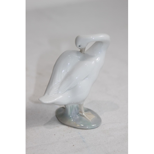 829 - LLADRO LITTLE DUCK WITH BOX 
12CM