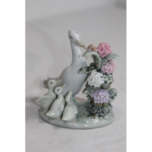 830 - LLADRO 1439 HOW DO YOU DO? DUCKS WITH BOX
12.5CM