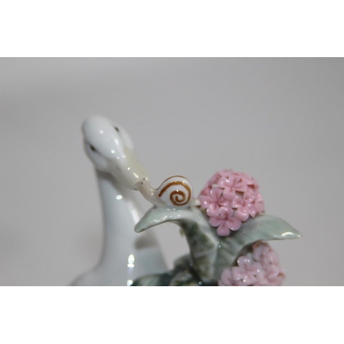 830 - LLADRO 1439 HOW DO YOU DO? DUCKS WITH BOX
12.5CM