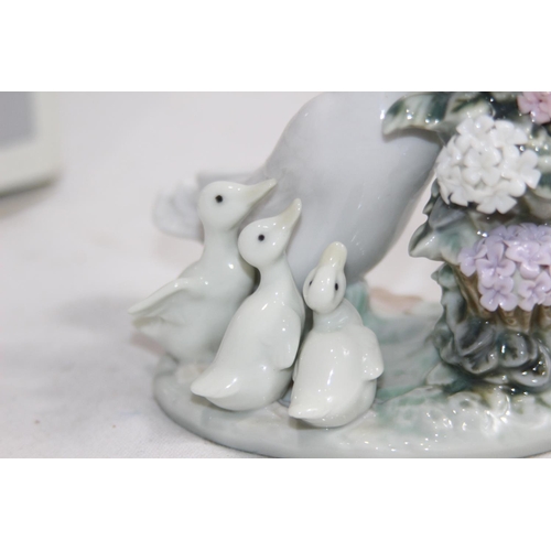 830 - LLADRO 1439 HOW DO YOU DO? DUCKS WITH BOX
12.5CM