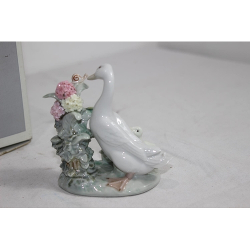 830 - LLADRO 1439 HOW DO YOU DO? DUCKS WITH BOX
12.5CM