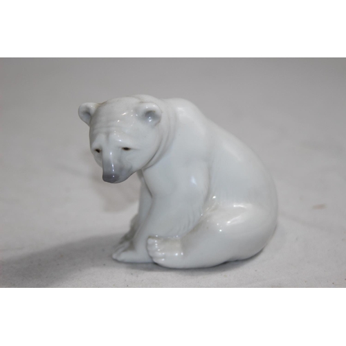 832 - LLADRO 01209 POLAR BEAR WITH BOX 
9.5CM