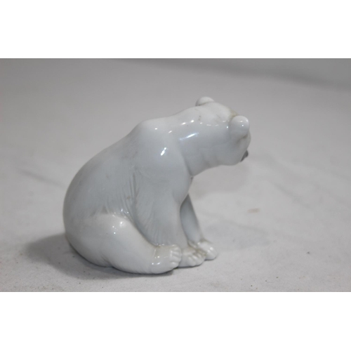 832 - LLADRO 01209 POLAR BEAR WITH BOX 
9.5CM