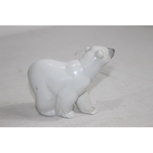 833 - LLADRO 01207 POLAR BEAR WITH BOX 
10CM