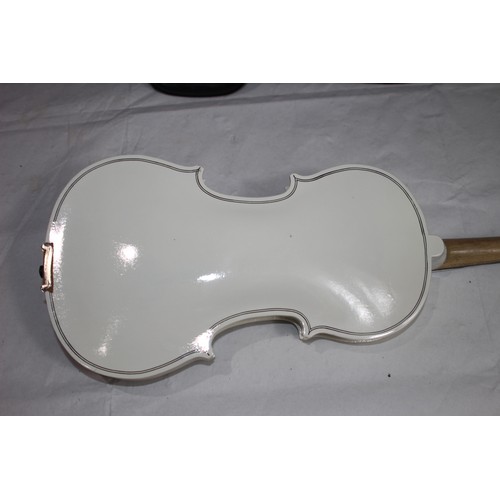 584 - CASED VIOLIN
BACK MEASURES 30CM