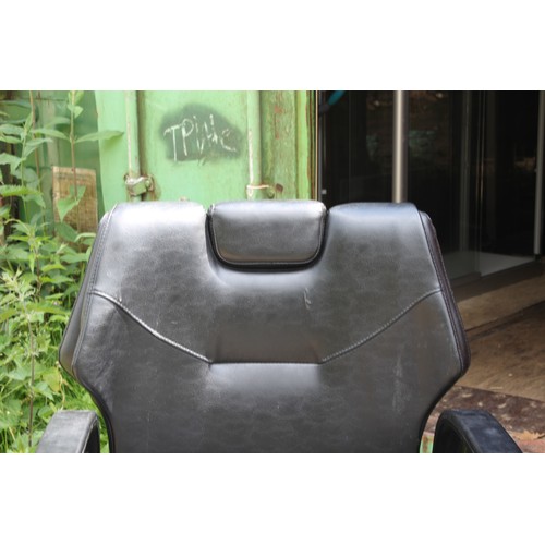 14 - BLACK LEATHER RECLINING BARBERS CHAIR
67 X 100 X 110CM