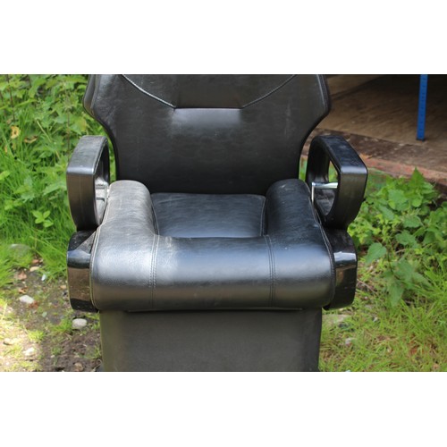 14 - BLACK LEATHER RECLINING BARBERS CHAIR
67 X 100 X 110CM