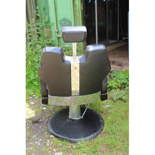 16 - BLACK LEATHER RECLINING BARBERS CHAIR
67 X 100 X 110CM