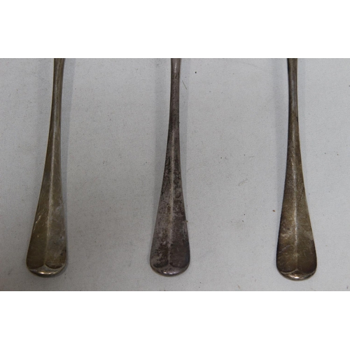 936 - 3 X RAT TAILED SOUP SPOONS - 243G - SHEFFIELD 1940 - COOPER BROS