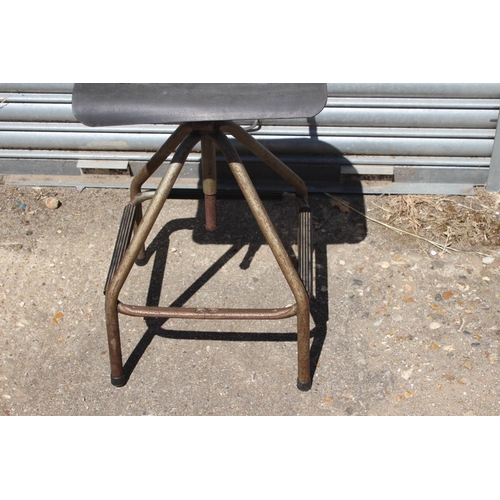 37 - INDUSTRIAL WORK CHAIR 
40 X 91CM