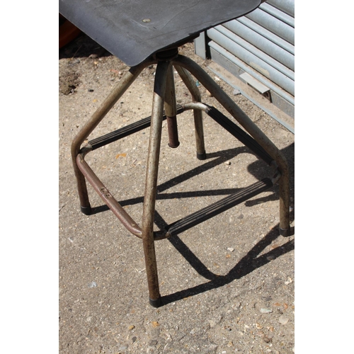 37 - INDUSTRIAL WORK CHAIR 
40 X 91CM