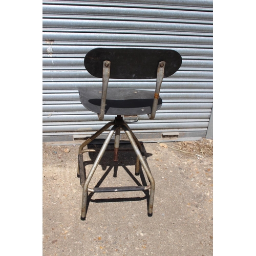 37 - INDUSTRIAL WORK CHAIR 
40 X 91CM