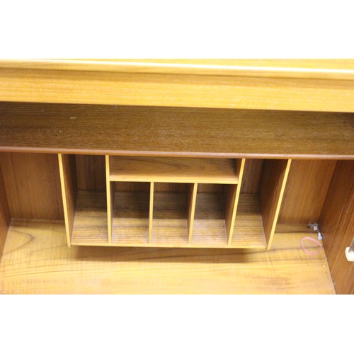 102 - RETRO FRESCO GPLAN WALL UNIT WITH DRINKS CABINET
81 X 46 X 199CM