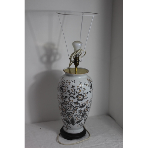 109 - LARGE ORIENTAL STYLE LAMP
71CM