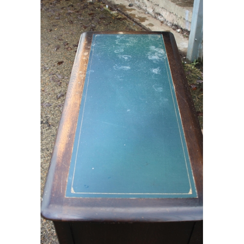 25 - VINTAGE LEATHER TOPPED DESK
104 X 46 X 72CM