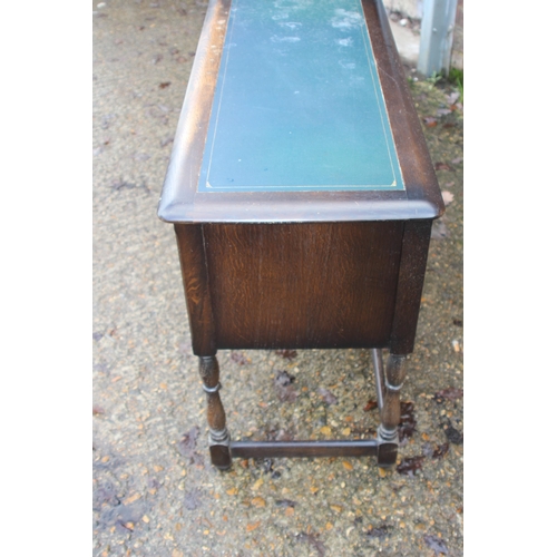 25 - VINTAGE LEATHER TOPPED DESK
104 X 46 X 72CM