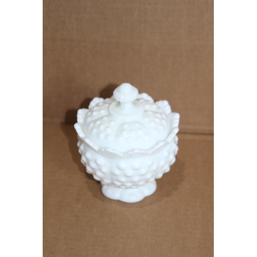 205 - QUANTITY OF VINTAGE FENTON MILK GLASS ITEMS 
17CM