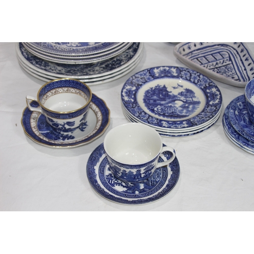 206 - LARGE QUANTITY OF BLUE AND WHITE CHINA