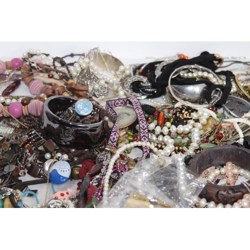 273 - QUANTITY OF COSTUME JEWELLERY