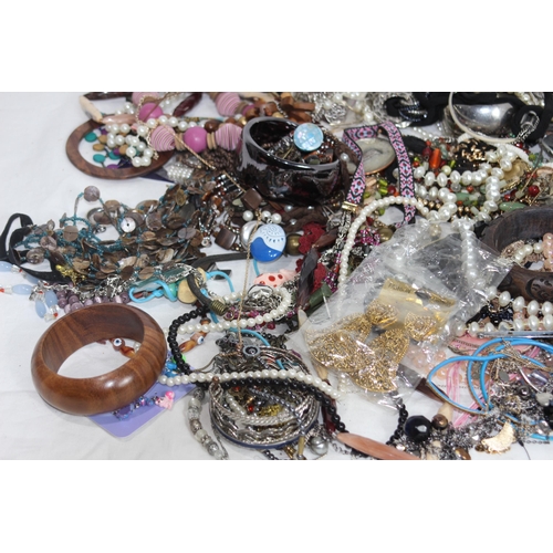 273 - QUANTITY OF COSTUME JEWELLERY