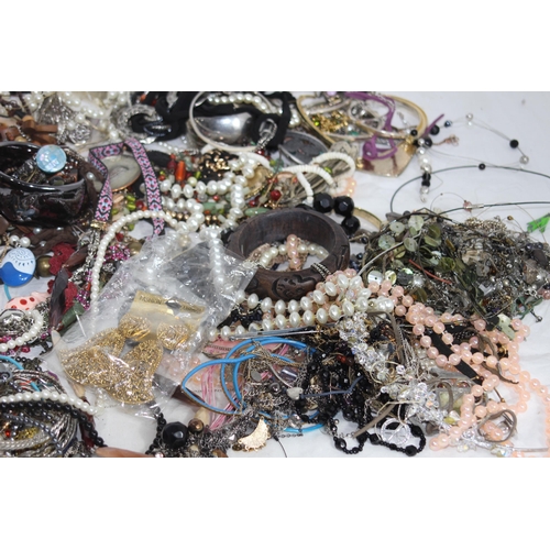 273 - QUANTITY OF COSTUME JEWELLERY