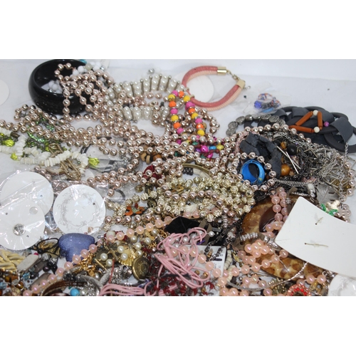 274 - QUANTITY OF COSTUME JEWELLERY