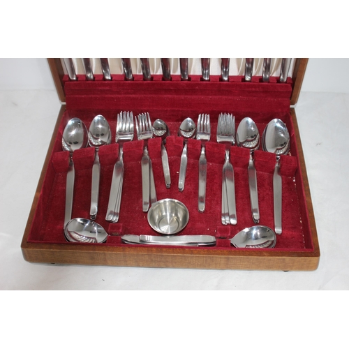 275 - VINTAGE CUTLERY CANTEEN