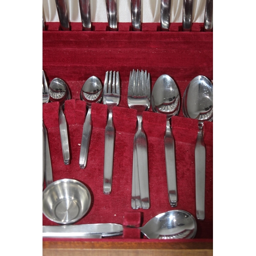 275 - VINTAGE CUTLERY CANTEEN