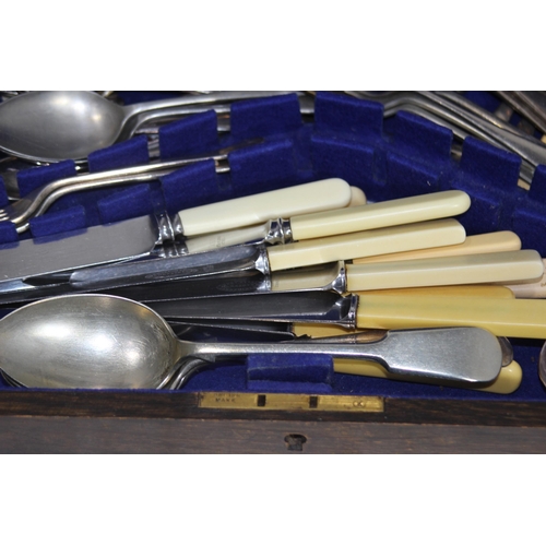 277 - VINTAGE CUTLERY CANTEEN