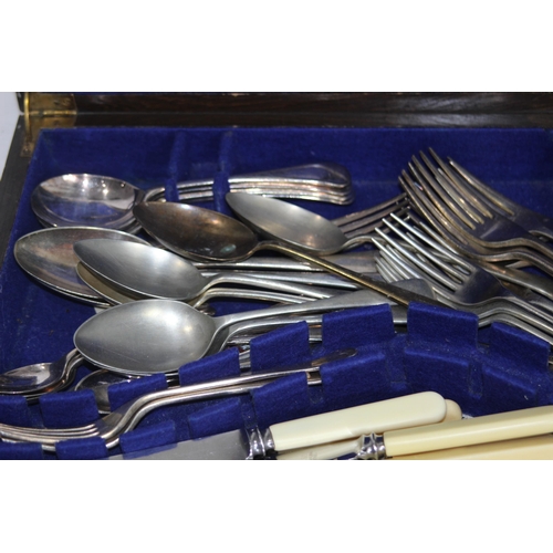 277 - VINTAGE CUTLERY CANTEEN