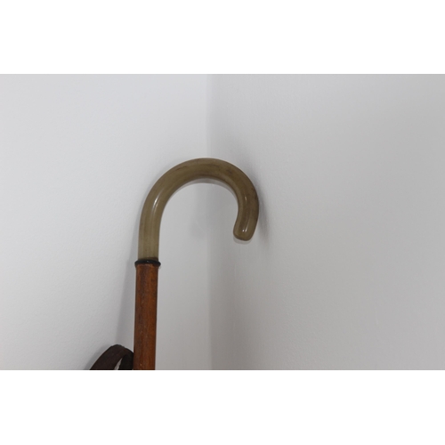 285 - VINTAGE RIDING CROP AND CHILD WALKING CANE
72CM