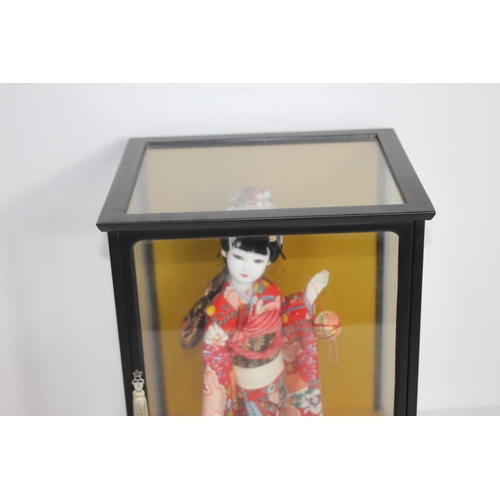 310 - ORIENTAL GEISHA FIGURE IN DISPLAY BOX
29 X 25 X 38CM