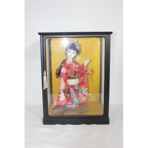 310 - ORIENTAL GEISHA FIGURE IN DISPLAY BOX
29 X 25 X 38CM