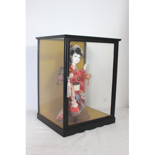 310 - ORIENTAL GEISHA FIGURE IN DISPLAY BOX
29 X 25 X 38CM