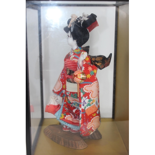 310 - ORIENTAL GEISHA FIGURE IN DISPLAY BOX
29 X 25 X 38CM