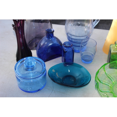 227 - QUANTITY OF COLOURED RETRO GLASS ETC