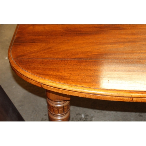 40 - VICTORIAN EXTENDING OAK WIND OUT TABLE WITH TWO LEAVES AND WINDING HANDLE
146 X 70 X 123CM