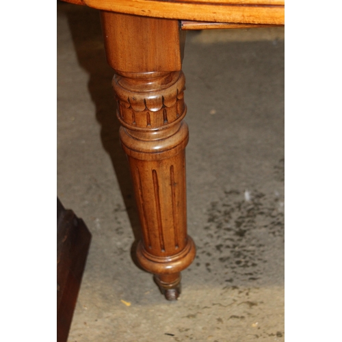 40 - VICTORIAN EXTENDING OAK WIND OUT TABLE WITH TWO LEAVES AND WINDING HANDLE
146 X 70 X 123CM