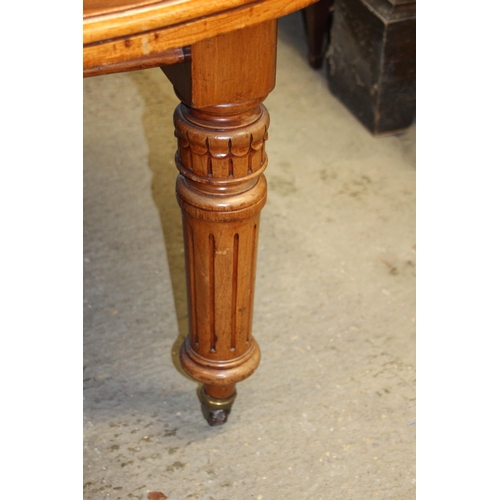 40 - VICTORIAN EXTENDING OAK WIND OUT TABLE WITH TWO LEAVES AND WINDING HANDLE
146 X 70 X 123CM