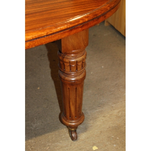 40 - VICTORIAN EXTENDING OAK WIND OUT TABLE WITH TWO LEAVES AND WINDING HANDLE
146 X 70 X 123CM