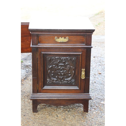 36 - OAK POT CUPBOARD AND PEMBROOKE TABLE 
53 X 56 X 80CM