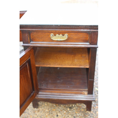 36 - OAK POT CUPBOARD AND PEMBROOKE TABLE 
53 X 56 X 80CM