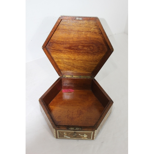 323 - QUANTITY OF TREEN
28 X 12CM