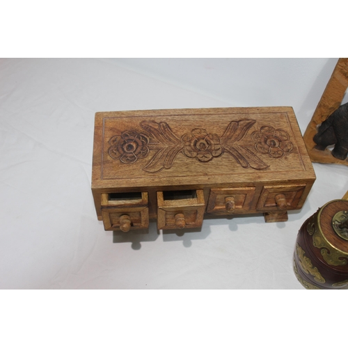 323 - QUANTITY OF TREEN
28 X 12CM