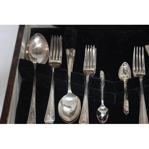 329 - QUANTITY OF VINTAGE CUTLERY