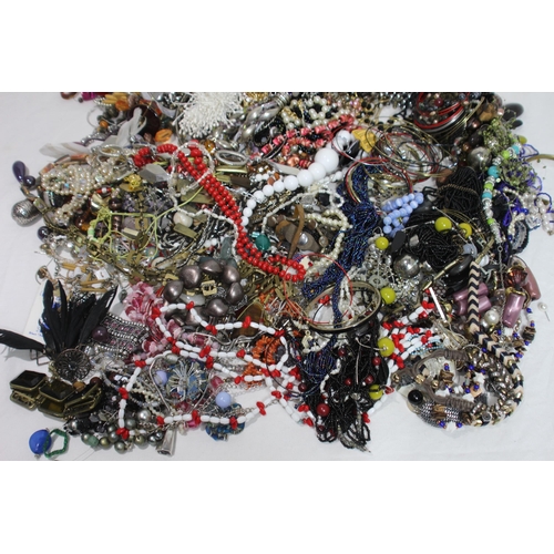 342 - QUANTITY OF COSTUME JEWELLERY