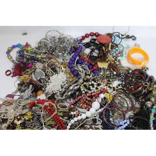 342 - QUANTITY OF COSTUME JEWELLERY