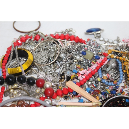 343 - QUANTITY OF COSTUME JEWELLERY