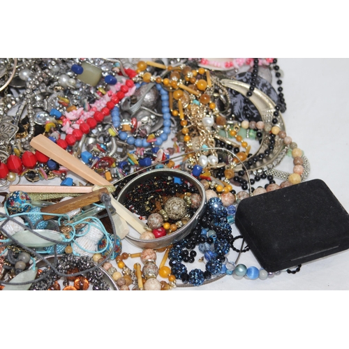 343 - QUANTITY OF COSTUME JEWELLERY